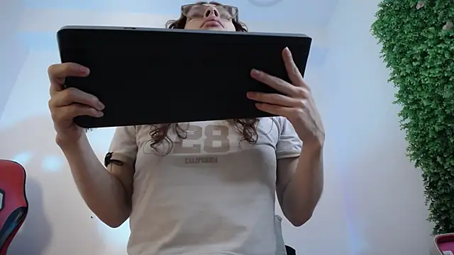 Snapshot of Katy_Van chatting on December 2025 09:44:01 PM Katy Van online show from December 2025 09:44:01 PM