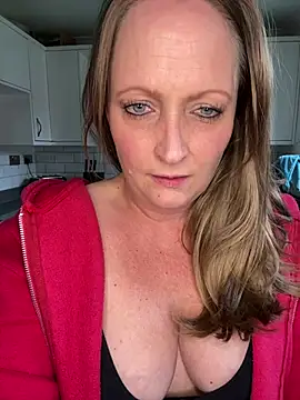 HoneyBluex online show from April 2026 11:28:01 AM