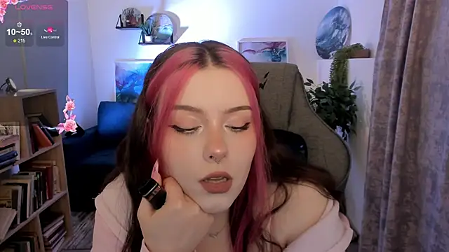 Snapshot of CoralineKeyns chatting on April 2026 05:36:02 AM CoralineKeyns online show from April 2026 05:36:02 AM