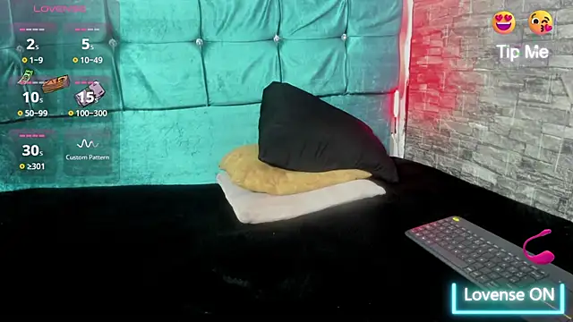 Cloee66 online show from November 2025 01:36:01 PM