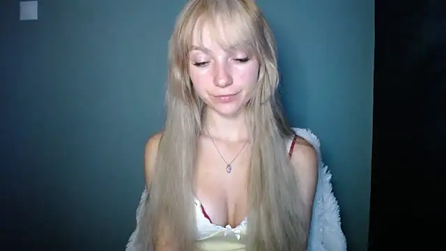 Snapshot of LuciaYoung chatting on September 2025 06:40:02 PM LuciaYoung online show from September 2025 06:40:02 PM