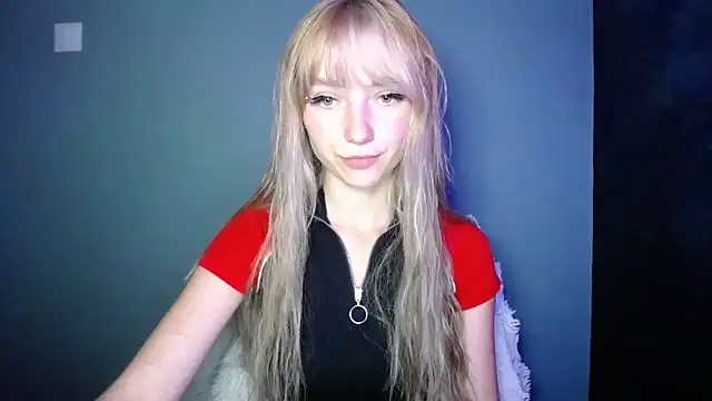 Snapshot of LuciaYoung chatting on September 2025 06:51:02 PM LuciaYoung online show from September 2025 06:51:02 PM