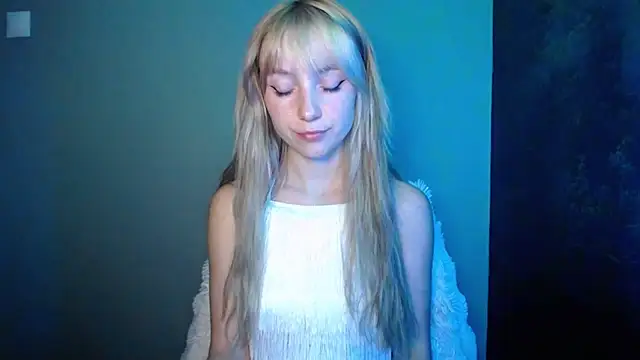 Snapshot of LuciaYoung chatting on September 2025 07:26:01 PM LuciaYoung online show from September 2025 07:26:01 PM