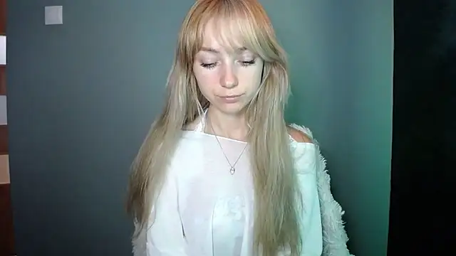 Snapshot of LuciaYoung chatting on September 2025 12:19:01 PM LuciaYoung online show from September 2025 12:19:01 PM