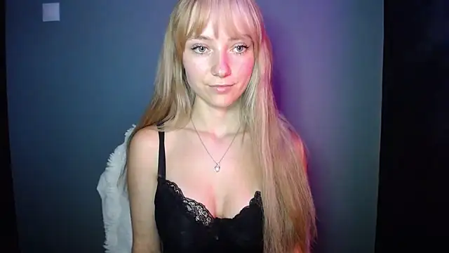 Snapshot of LuciaYoung chatting on September 2025 06:55:01 PM LuciaYoung online show from September 2025 06:55:01 PM
