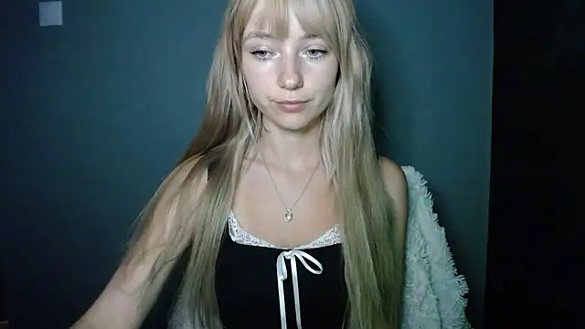 Snapshot of LuciaYoung chatting on September 2025 07:01:01 AM LuciaYoung online show from September 2025 07:01:01 AM