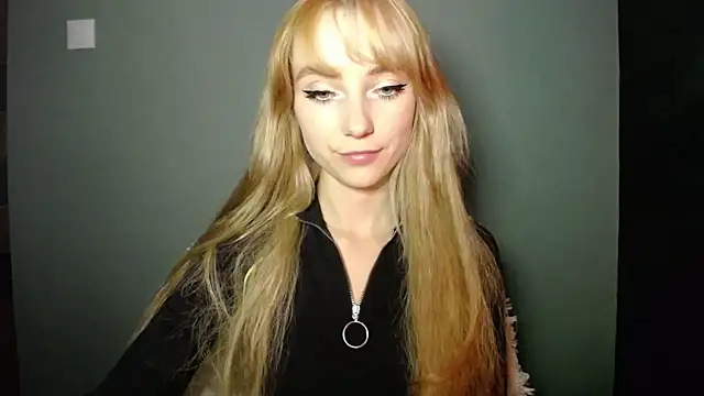 Snapshot of LuciaYoung chatting on October 2025 06:14:02 PM LuciaYoung online show from October 2025 06:14:02 PM