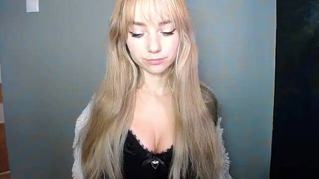 Snapshot of LuciaYoung chatting on October 2025 06:31:01 AM LuciaYoung online show from October 2025 06:31:01 AM