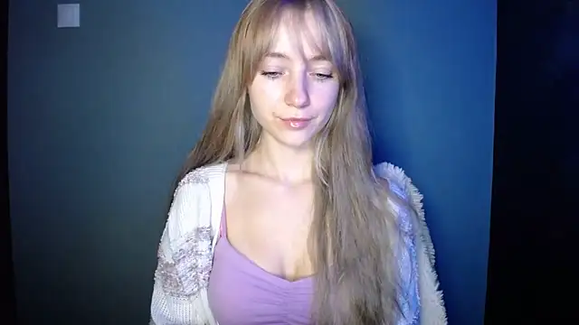 Snapshot of LuciaYoung chatting on October 2025 06:30:02 PM LuciaYoung online show from October 2025 06:30:02 PM