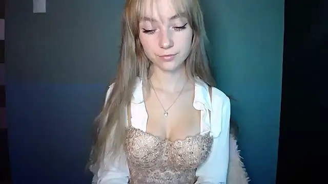 Snapshot of LuciaYoung chatting on October 2025 02:29:01 PM LuciaYoung online show from October 2025 02:29:01 PM