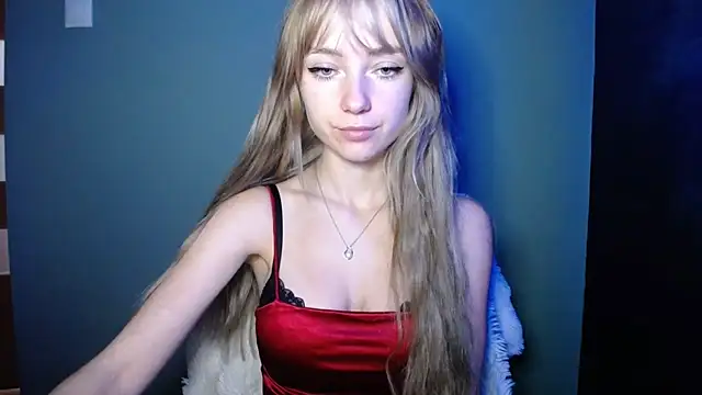 Snapshot of LuciaYoung chatting on October 2025 12:30:02 PM LuciaYoung online show from October 2025 12:30:02 PM