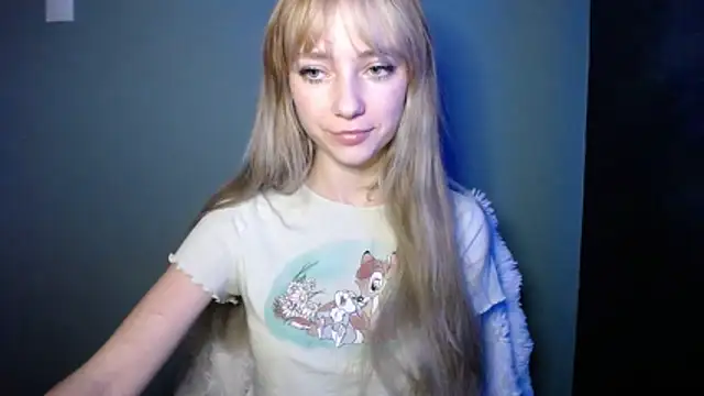 Snapshot of LuciaYoung chatting on October 2025 06:23:02 AM LuciaYoung online show from October 2025 06:23:02 AM