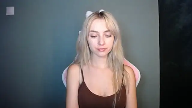 LuciaYoung online show from June 2026 06:43:01 PM
