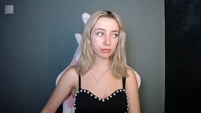 LuciaYoung online show from July 2026 07:29:02 PM