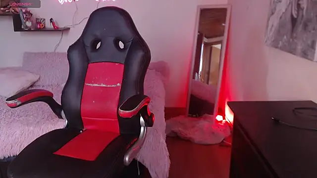 MissDennise online show from September 2025 06:00:01 PM