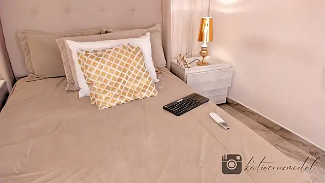 katie cruz online show from February 2025 07:56:01 PM