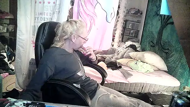 Snapshot of Ombeline1 chatting on February 2025 02:11:02 PM Ombeline1 online show from February 2025 02:11:02 PM