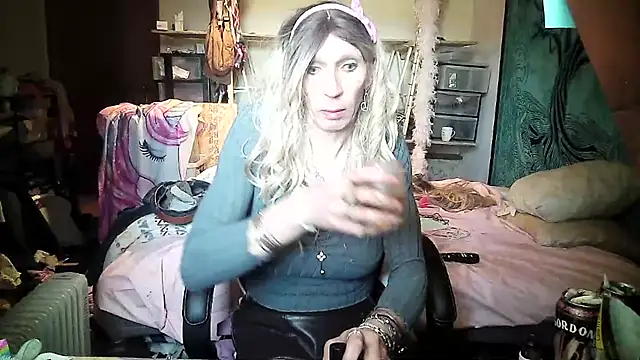 Snapshot of Ombeline1 chatting on March 2025 10:35:02 AM Ombeline1 online show from March 2025 10:35:02 AM