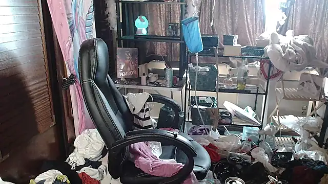 Snapshot of Ombeline1 chatting on September 2025 12:42:01 PM Ombeline1 online show from September 2025 12:42:01 PM