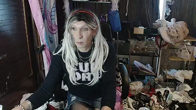 Snapshot of Ombeline1 chatting on October 2025 07:39:01 AM Ombeline1 online show from October 2025 07:39:01 AM