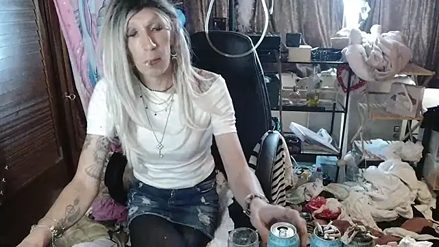 Snapshot of Ombeline1 chatting on October 2025 09:18:02 AM Ombeline1 online show from October 2025 09:18:02 AM