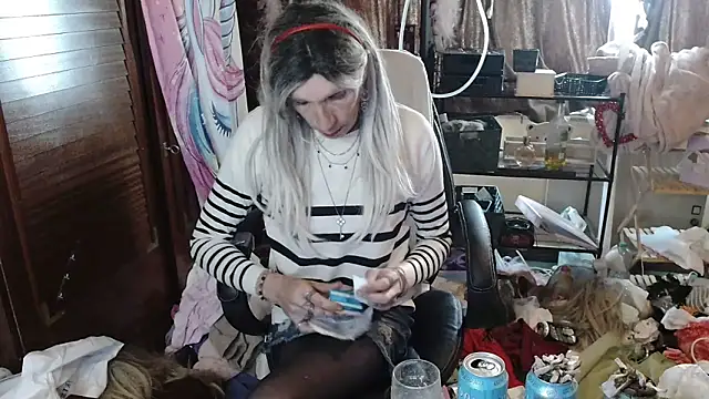 Snapshot of Ombeline1 chatting on October 2025 02:07:01 PM Ombeline1 online show from October 2025 02:07:01 PM