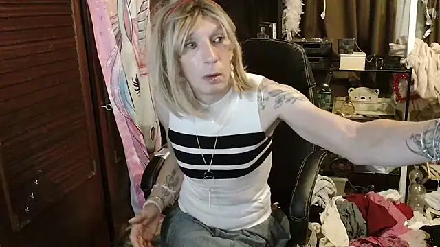 Snapshot of Ombeline1 chatting on October 2025 07:04:02 PM Ombeline1 online show from October 2025 07:04:02 PM