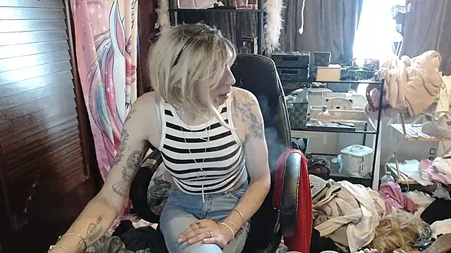 Snapshot of Ombeline1 chatting on October 2025 11:55:02 AM Ombeline1 online show from October 2025 11:55:02 AM