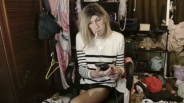 Snapshot of Ombeline1 chatting on November 2025 09:52:02 PM Ombeline1 online show from November 2025 09:52:02 PM