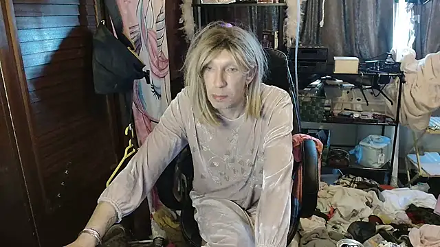 Snapshot of Ombeline1 chatting on November 2025 10:58:01 AM Ombeline1 online show from November 2025 10:58:01 AM