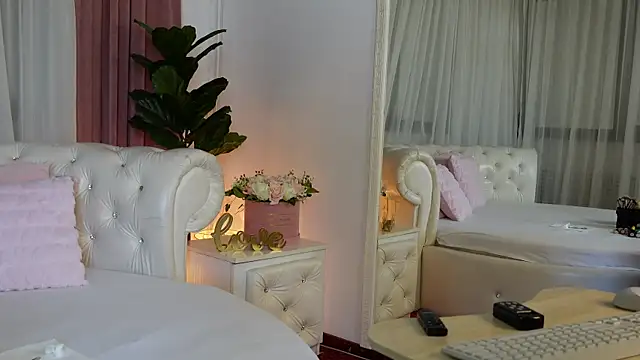 Snapshot of NinaCrystal1 chatting on June 2026 07:40:02 AM NinaCrystal1 online show from June 2026 07:40:02 AM