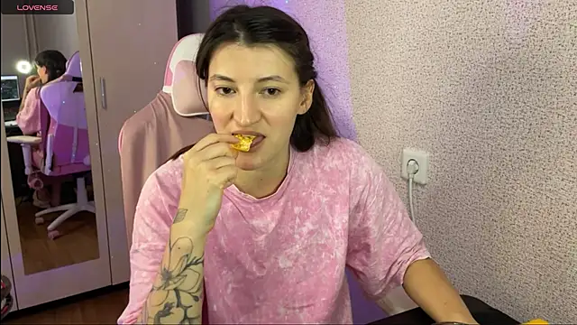 Snapshot of Katrin__kiss chatting on January 2025 08:35:01 PM Katrin kiss online show from January 2025 08:35:01 PM
