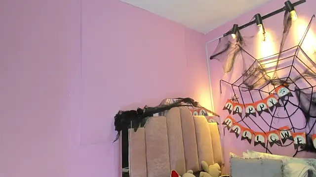 Snapshot of LoveQueen2 chatting on October 2025 11:25:01 AM LoveQueen2 online show from October 2025 11:25:01 AM