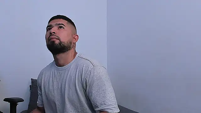 Snapshot of ethaanjones chatting on February 2025 04:57:01 PM ethaanjones online show from February 2025 04:57:01 PM