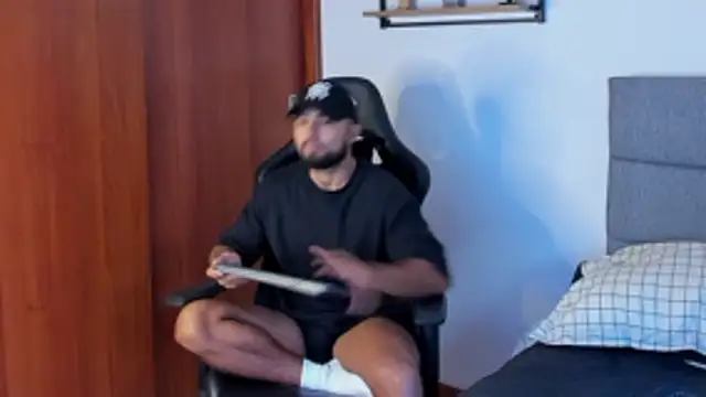 Snapshot of ethaanjones chatting on October 2025 09:04:01 PM ethaanjones online show from October 2025 09:04:01 PM