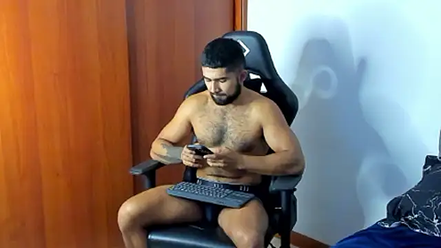 Snapshot of ethaanjones chatting on January 2026 09:52:02 PM ethaanjones online show from January 2026 09:52:02 PM