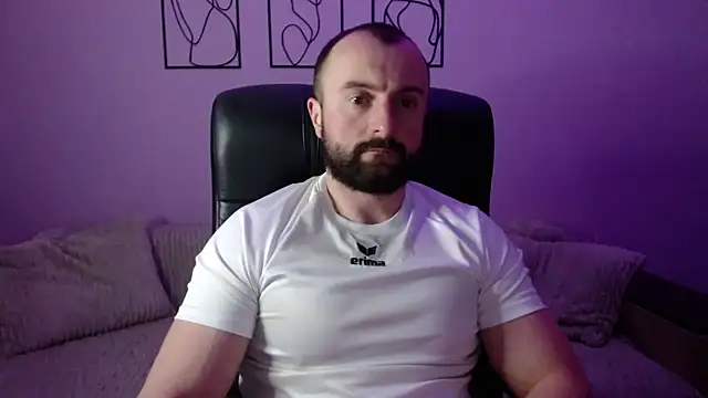 brindlefly6969 online show from April 2026 10:31:01 AM