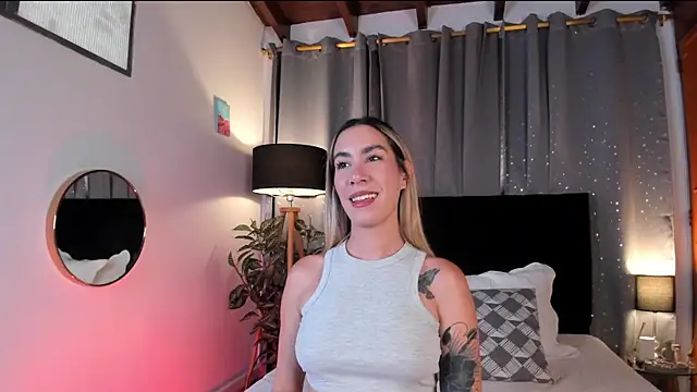 Snapshot of Lauren-Rosse chatting on January 2025 08:51:02 PM Lauren-Rosse online show from January 2025 08:51:02 PM