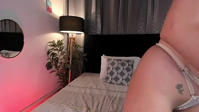 Snapshot of Lauren-Rosse chatting on February 2025 08:37:01 PM Lauren-Rosse online show from February 2025 08:37:01 PM