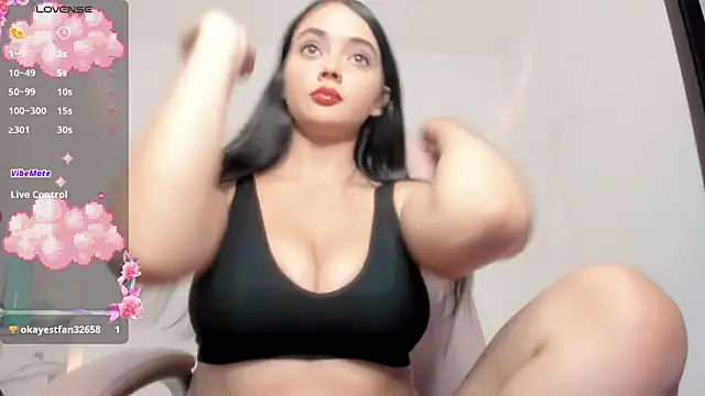 Snapshot of Sarah_angell chatting on August 2026 06:01:02 AM Sarah angell online show from August 2026 06:01:02 AM