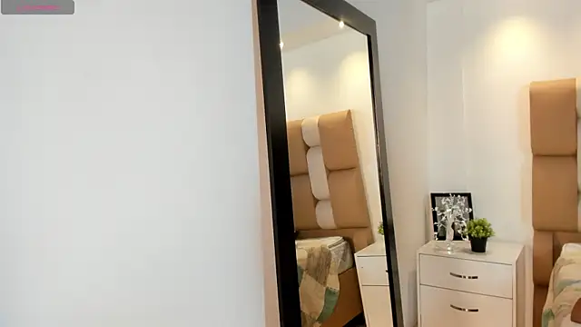 victoria mooree online show from December 2025 12:12:02 PM