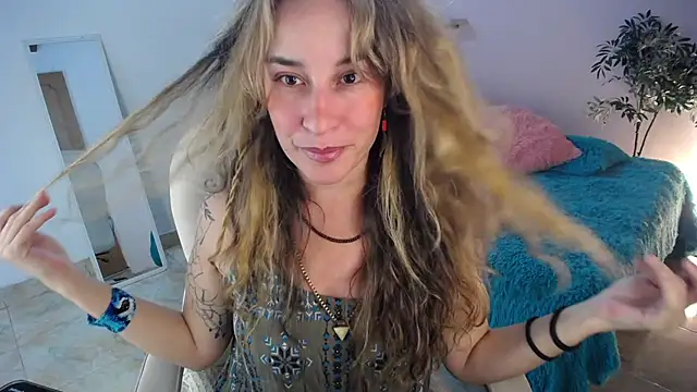 Paula Paz online show from October 2025 02:25:02 PM