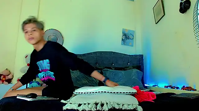 Liamscott  online show from April 2026 07:25:02 PM