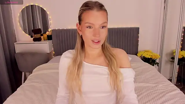 CassieRayss online show from May 2026 11:18:02 AM