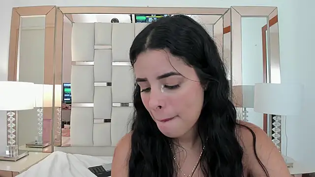 Snapshot of emma_castilloo chatting on December 2024 06:06:01 PM emma castilloo online show from December 2024 06:06:01 PM