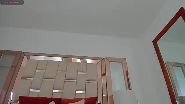 Snapshot of emma_castilloo chatting on December 2024 10:48:01 PM emma castilloo online show from December 2024 10:48:01 PM