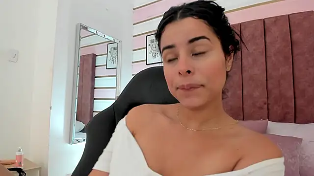 Snapshot of emma_castilloo chatting on January 2025 07:26:01 PM emma castilloo online show from January 2025 07:26:01 PM