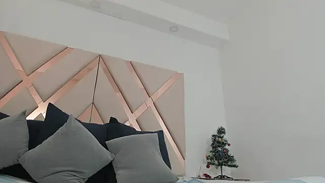 emma castilloo online show from December 2025 11:09:02 PM