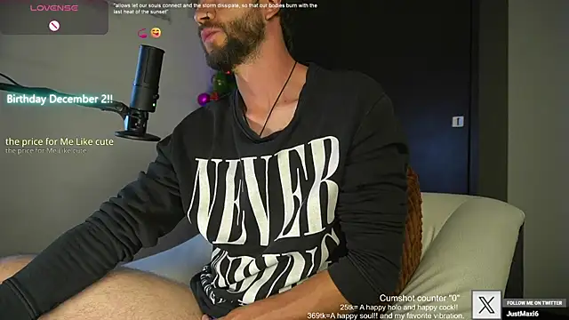Snapshot of just_maxii chatting on December 2024 09:37:01 PM just maxii online show from December 2024 09:37:01 PM