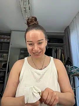 deliaroyal online show from April 2026 02:04:02 PM